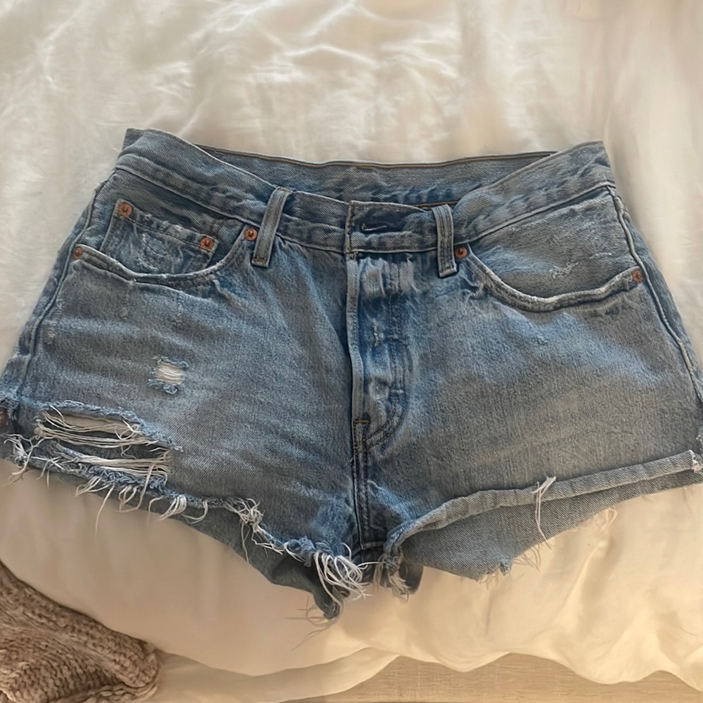Levi’ 501 Jean Shorts 28
